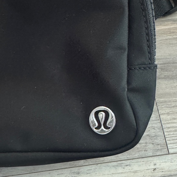 Lululemon Everywhere Belt Bag Large - Picture 2 of 9